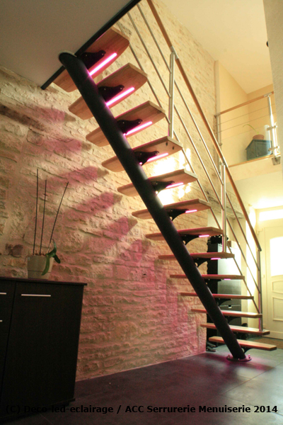 Escalier moderne avec rubans à led de couleur