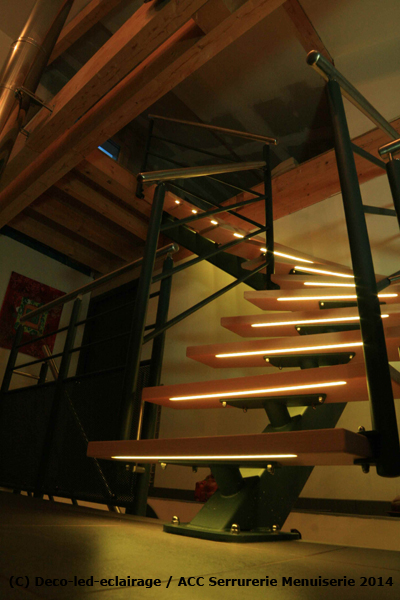 Eclairage d'un escalier en bois par rubans à led