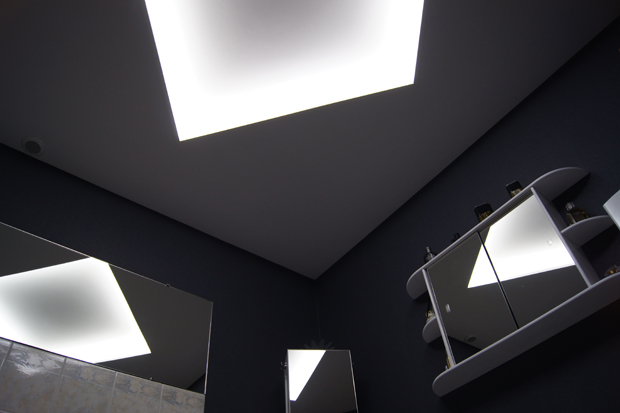 Ruban led éclairage indirect salle de bain moderne avec murs sombres