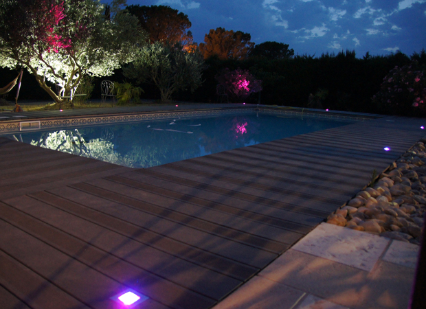 lumière ambiance piscine avec spots led blancs pour les plantes et spots RGB enterrés